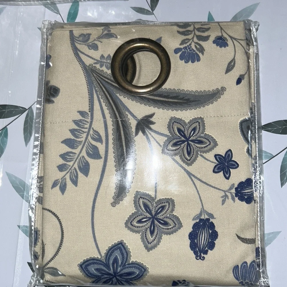 Plow & Hearth 92337-BL Jacobean Thermalogic Grommet-Top Curtain, Blue